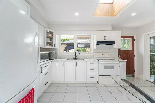 5212 New Street, Burlington, ON - Indoor Photo Showing Kitchen