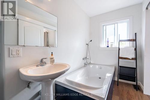 34 Ridgewood Drive, Norfolk, ON - Indoor Photo Showing Bathroom