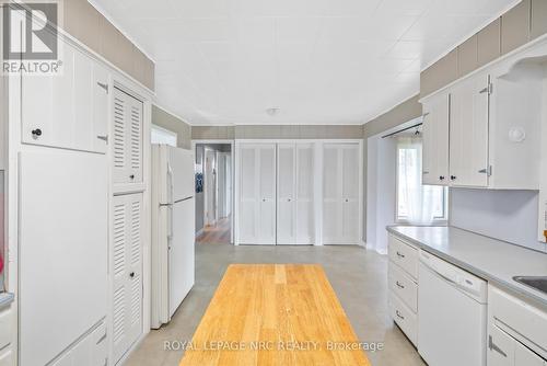 396 Helena Street, Fort Erie (Lakeshore), ON - Indoor Photo Showing Kitchen