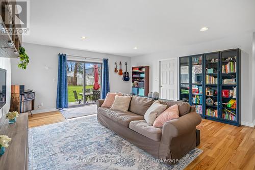 396 Helena Street, Fort Erie (Lakeshore), ON - Indoor Photo Showing Living Room