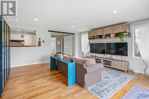 396 Helena Street, Fort Erie (Lakeshore), ON - Indoor Photo Showing Living Room