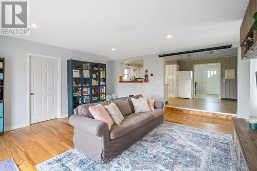 396 Helena Street, Fort Erie (Lakeshore), ON - Indoor Photo Showing Living Room