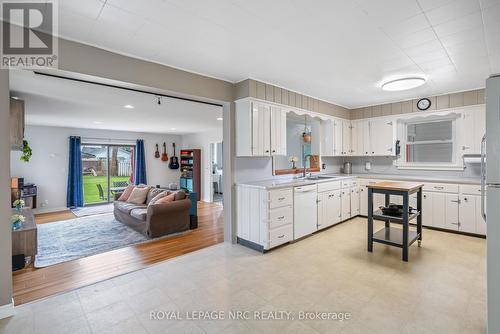 396 Helena Street, Fort Erie (Lakeshore), ON - Indoor Photo Showing Kitchen