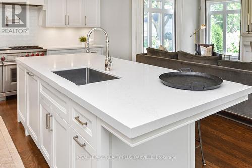 4052 Apple Valley Lane, Burlington, ON - Indoor Photo Showing Kitchen With Upgraded Kitchen