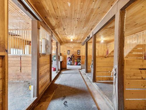 Stable - 113 Ch. St-Charles, Val-Des-Monts, QC 