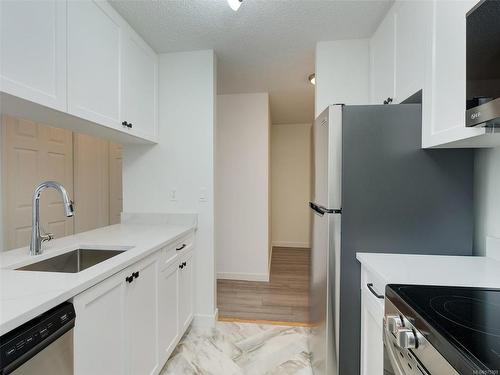 401-1630 Quadra St, Victoria, BC - Indoor Photo Showing Kitchen