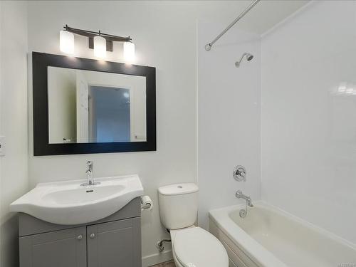 401-1630 Quadra St, Victoria, BC - Indoor Photo Showing Bathroom