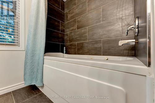 14 Orkney Place, Brantford, ON - Indoor Photo Showing Bathroom