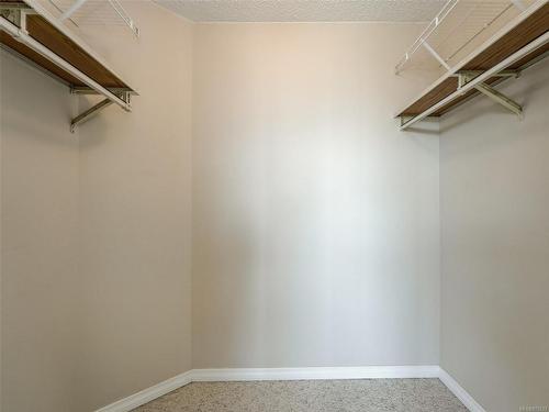 204-9805 Second St, Sidney, BC - Indoor With Storage