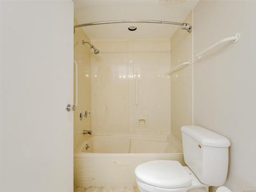 204-9805 Second St, Sidney, BC - Indoor Photo Showing Bathroom