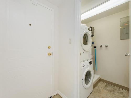 204-9805 Second St, Sidney, BC - Indoor Photo Showing Laundry Room