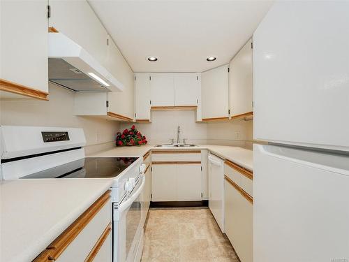 204-9805 Second St, Sidney, BC - Indoor Photo Showing Kitchen With Double Sink