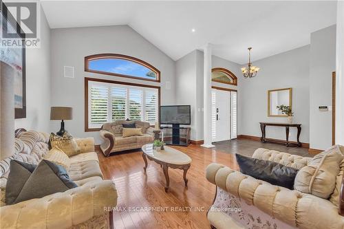 117 Christopher Drive, Hamilton, ON - Indoor Photo Showing Living Room