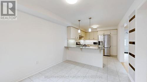 110 Herefordshire Crescent, Newmarket, ON - Indoor Photo Showing Kitchen