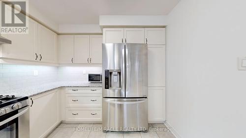 110 Herefordshire Crescent, Newmarket (Woodland Hill), ON - Indoor Photo Showing Kitchen With Upgraded Kitchen