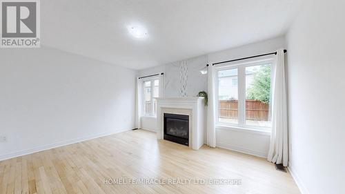 110 Herefordshire Crescent, Newmarket, ON - Indoor Photo Showing Living Room With Fireplace