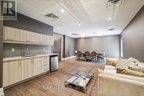 315 - 15277 Yonge Street N, Aurora, ON - Indoor Photo Showing Kitchen