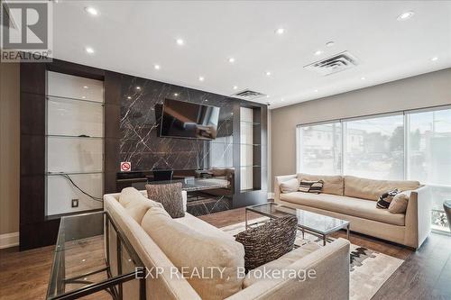 315 - 15277 Yonge Street N, Aurora, ON - Indoor Photo Showing Living Room