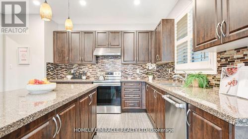 33 Orangeblossom Trail, Brampton, ON - Indoor Photo Showing Kitchen With Double Sink With Upgraded Kitchen