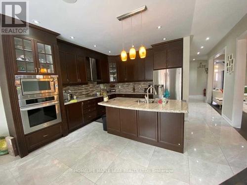 8 Ricardo Road, Brampton, ON - Indoor Photo Showing Kitchen With Double Sink With Upgraded Kitchen