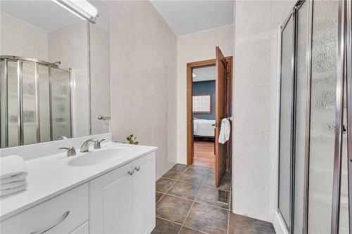 117 Christopher Drive, Hamilton, ON - Indoor Photo Showing Bathroom