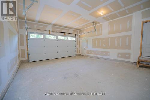 1005 Kingsridge Court, Huntsville, ON - Indoor Photo Showing Garage