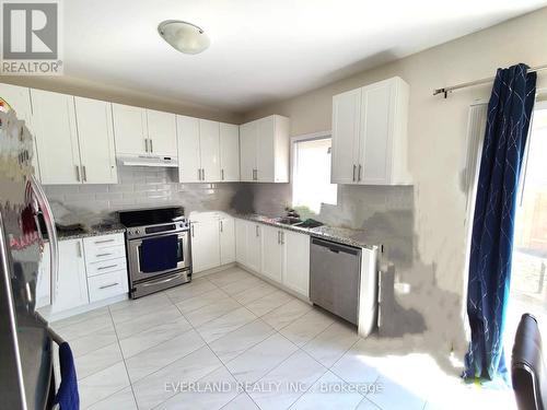 43 Mynden Way, Newmarket, ON - Indoor Photo Showing Kitchen With Stainless Steel Kitchen With Double Sink