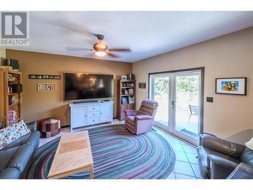 10112 Beavis Place, Summerland, BC - Indoor Photo Showing Living Room