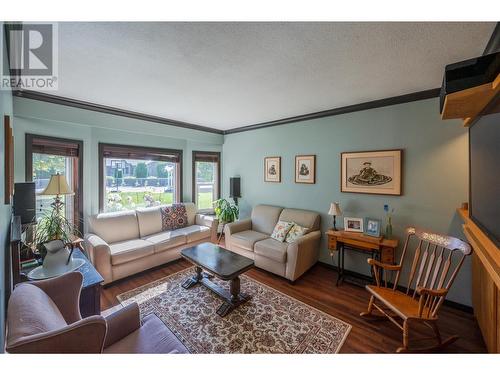 10112 Beavis Place, Summerland, BC - Indoor Photo Showing Living Room