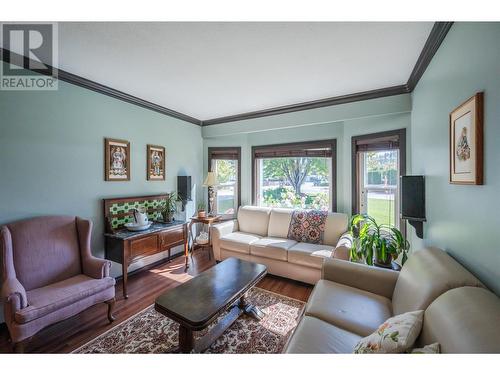 10112 Beavis Place, Summerland, BC - Indoor Photo Showing Living Room