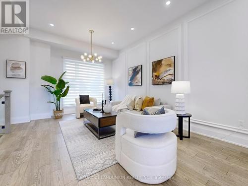 841 Clark Avenue W, Vaughan, ON - Indoor Photo Showing Living Room