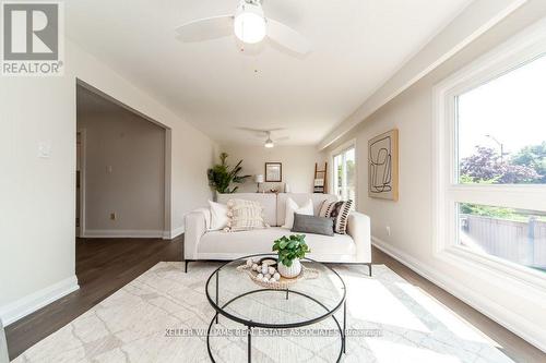 4281 Creeks End, Mississauga (Rathwood), ON - Indoor Photo Showing Living Room