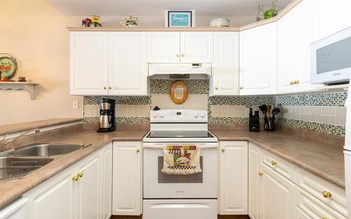 318-1002 Riverside Avenue, Sicamous, BC - Indoor Photo Showing Kitchen With Double Sink