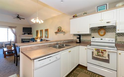 318-1002 Riverside Avenue, Sicamous, BC - Indoor Photo Showing Kitchen With Double Sink