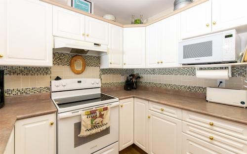 318-1002 Riverside Avenue, Sicamous, BC - Indoor Photo Showing Kitchen