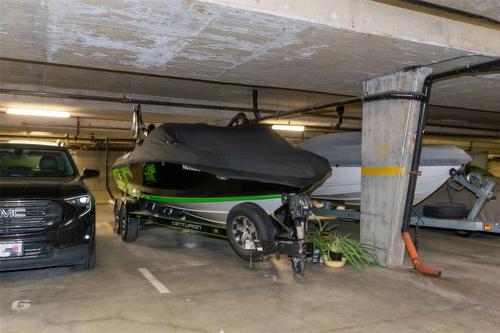 318-1002 Riverside Avenue, Sicamous, BC - Indoor Photo Showing Garage