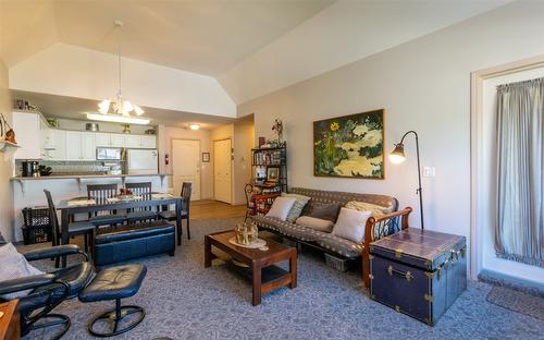 318-1002 Riverside Avenue, Sicamous, BC - Indoor Photo Showing Living Room