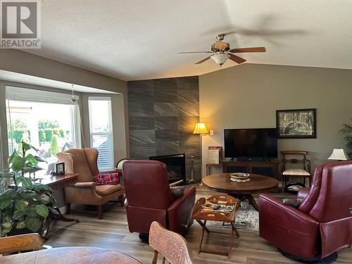 324 3 Street, Vernon, BC - Indoor Photo Showing Living Room With Fireplace