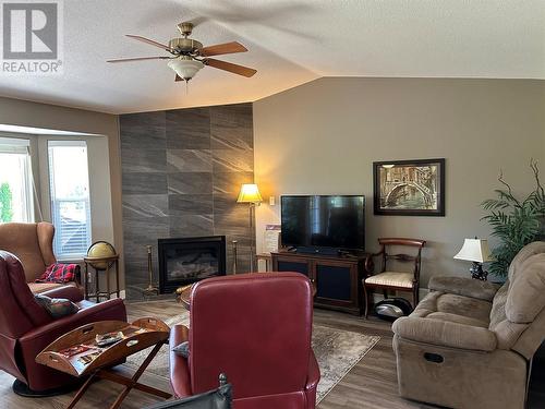 324 3 Street, Vernon, BC - Indoor Photo Showing Living Room With Fireplace