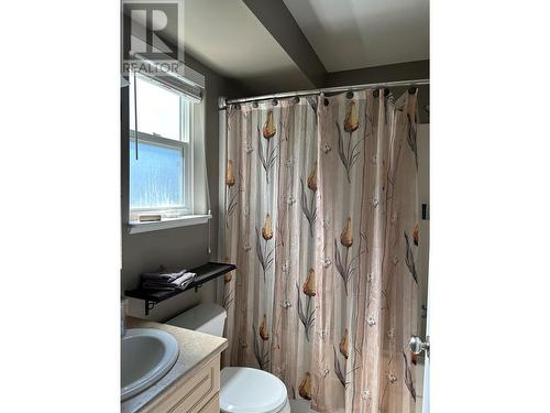 324 3 Street, Vernon, BC - Indoor Photo Showing Bathroom