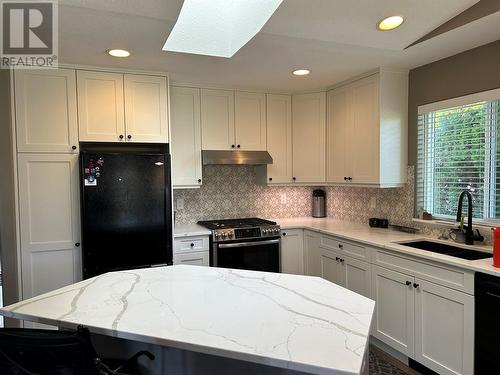 324 3 Street, Vernon, BC - Indoor Photo Showing Kitchen With Upgraded Kitchen