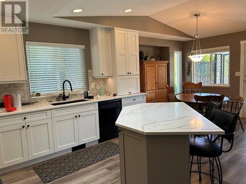 324 3 Street, Vernon, BC - Indoor Photo Showing Kitchen