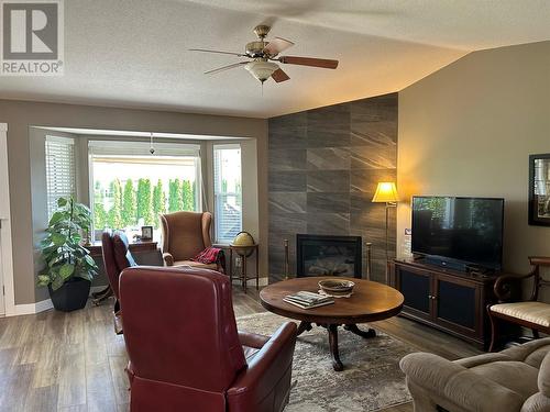 324 3 Street, Vernon, BC - Indoor Photo Showing Living Room With Fireplace