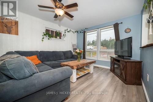 33020 Highway 17 E, Deep River, ON - Indoor Photo Showing Living Room