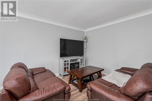 1444 Aubin Road, Windsor, ON - Indoor Photo Showing Living Room