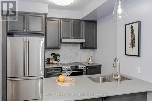 602 - 58 Adam Sellers Street, Markham, ON - Indoor Photo Showing Kitchen With Double Sink With Upgraded Kitchen