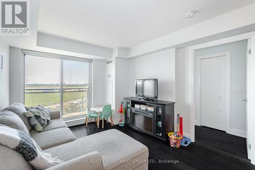 708 - 1070 Sheppard Avenue W, Toronto (York University Heights), ON - Indoor Photo Showing Living Room