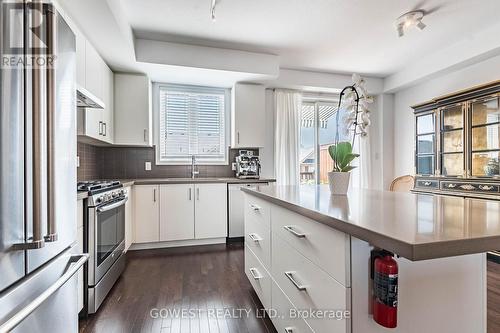 396 Belcourt Common, Oakville, ON - Indoor Photo Showing Kitchen With Upgraded Kitchen