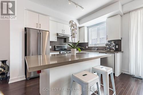 396 Belcourt Common, Oakville, ON - Indoor Photo Showing Kitchen