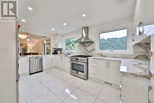 27 Arkendo Drive, Oakville, ON - Indoor Photo Showing Kitchen With Upgraded Kitchen